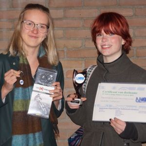 elin-en-emma-met-de-eerste-prijs-in-de-categorie-tot-16-jaar-webC457442B-428E-849A-0F6B-72E9CFC70579.jpg